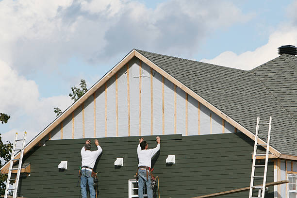 Professional Siding technician working in Wheeling, IL